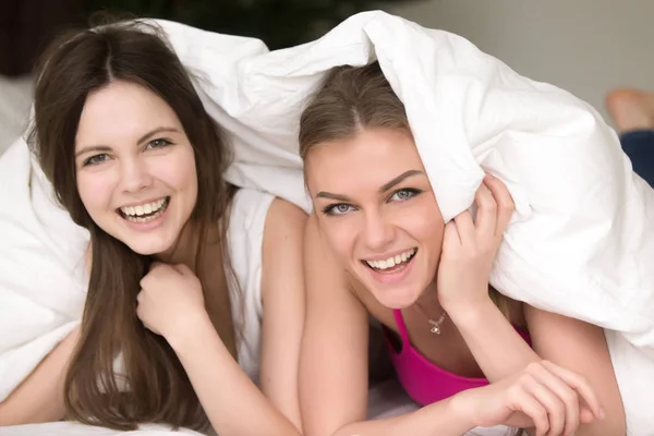 Flickvänner har kul på hem pyjamas party — Stockfoto