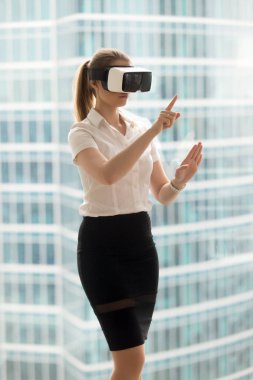 Sanal gerçeklik çalışırken Vr kulaklık ciddi iş kadını için 3d