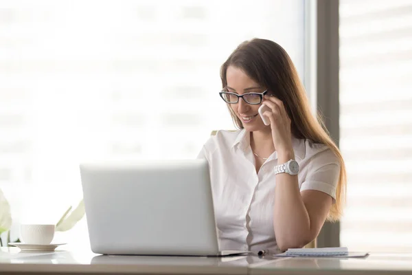 Sonriente mujer de negocios hablando por teléfono mientras usa el ordenador portátil, calli — Foto de Stock