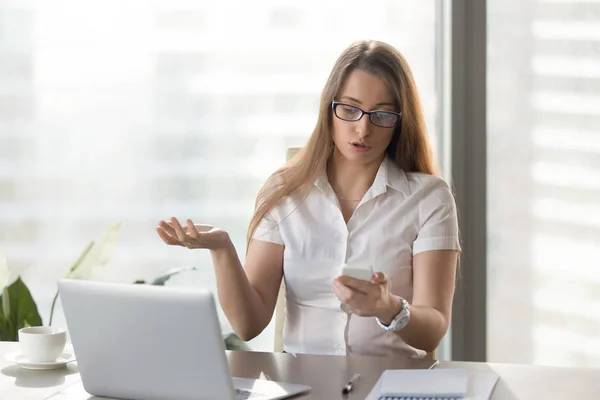 Indignante mujer de negocios teniendo problemas con no trabajar smartpho — Foto de Stock