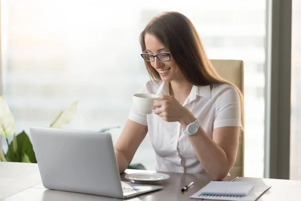 Smilende, attraktiv forretningskvinne som drikker forfriskende kaffe. – stockfoto