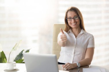 Çekici işkadını kameraya, seyir, başparmak gösterilmesini