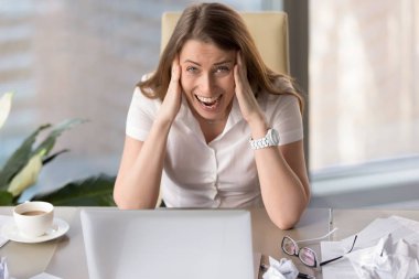 Stresli iş kadını çaresiz hissediyor isteri içinde çığlık