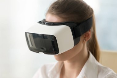 Sanal gerçeklik gözlükleri, vr kulaklık, portre kafa giyen kadın