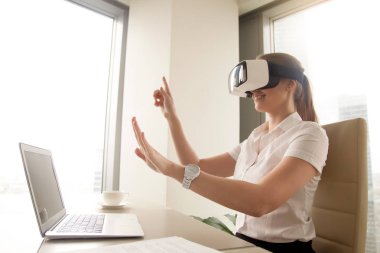 Dokunmaya çalışan sanal gerçeklik bardaklarda heyecanlı iş kadını