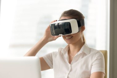 VR çalışan gülümseyen kadın gözlük, ilk sanal gerçeklik kask ex