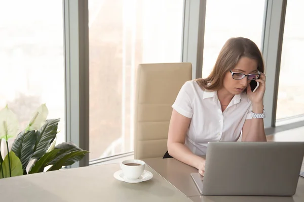 Mujer de negocios ocupado serio se centró en la conversación móvil, talki — Foto de Stock