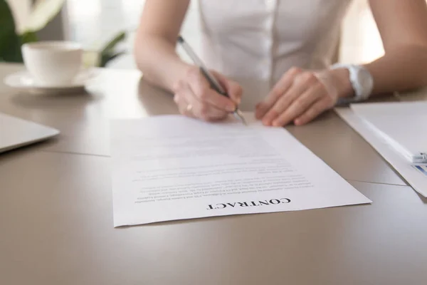 Empresária assinando documento, mãos femininas colocando assinatura , — Fotografia de Stock