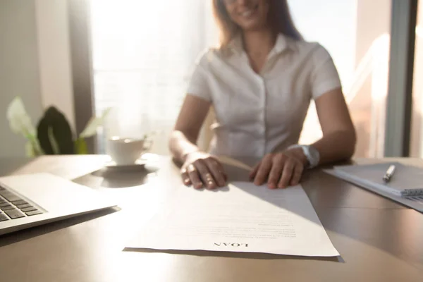 Banca lavoratore che offre contratto di prestito, concentrarsi sul documento, primo piano — Foto Stock