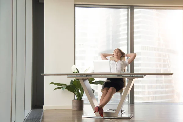 Relajada mujer de negocios descansando en la silla en la oficina moderna después de wo — Foto de Stock