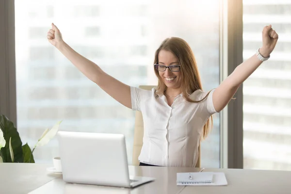 Emocionada empresaria levantando las manos celebrando el éxito empresarial — Foto de Stock