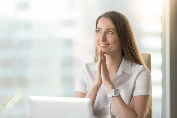 Feliz mujer sonriente se siente agradecida, las manos en la oración, po tiro en la cabeza — Foto de Stock