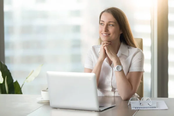 Meditativa sonriente mujer de negocios soñando con el éxito futuro en w — Foto de Stock