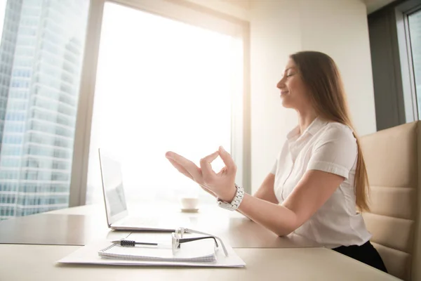 Tranquila empresaria pacífica practicando yoga en el trabajo, meditando — Foto de Stock