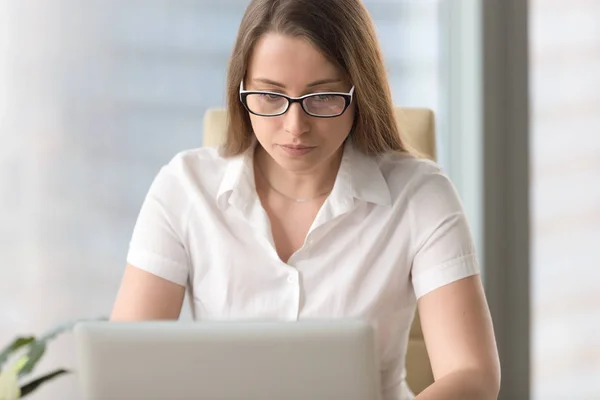 Mujer de negocios preocupados graves que trabajan en el ordenador portátil, mirando scre — Foto de Stock