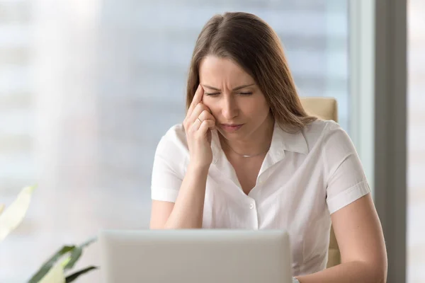 Krótkowzroczne interesu mrużąc oczy patrząc scre laptopa — Zdjęcie stockowe