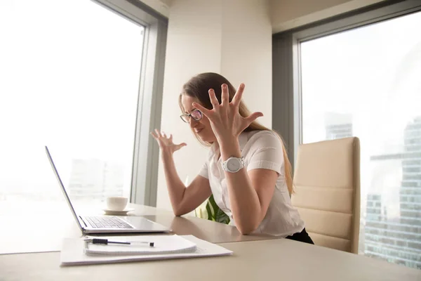 Donna d'affari arrabbiata che ha problemi con il computer, laptop rotto , — Foto Stock