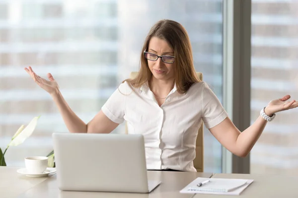 Indignant stressed businesswoman having problem with laptop, com — Stock Photo, Image