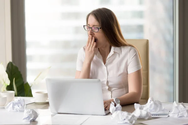 Stanca affaticata donna d'affari assonnata che sbadiglia sul posto di lavoro, lavoro — Foto Stock