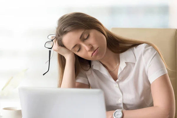 Uttråkad sömnig affärskvinna sitter hälften somnat vid arbetsplatsen, bor — Stockfoto