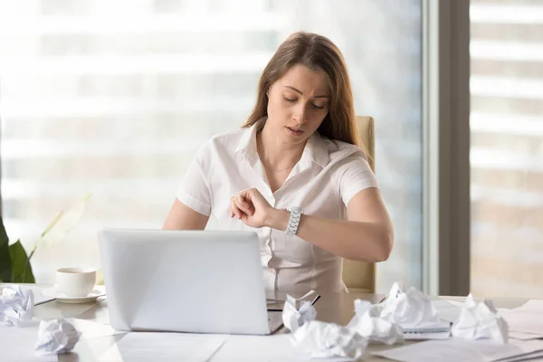 Ocupada mujer de negocios puntual comprobar el tiempo hasta la fecha límite, buscando un — Foto de Stock