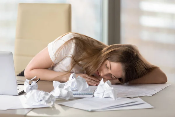 Mujer cansada agotada durmiendo en el escritorio después del exceso de trabajo en la oficina —  Fotos de Stock