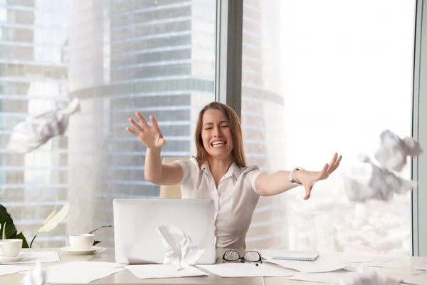 Donna isterica stressata che lancia carta spiegazzata, pausa nervosa — Foto Stock