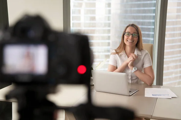 Femme d'affaires souriante parlant à la caméra, entreprise d'enregistrement dame — Photo