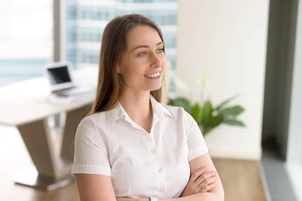 Ambitious businesswoman with arms crossed looking forward to fut — Stock Photo, Image