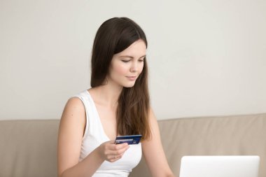 Evde alışveriş online, kredi kartıyla ödeme genç bayan
