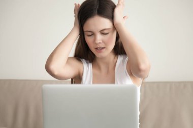 Genç kadın duygu baş dönmesi baş ağrısı uzun sonra yorgun co kullanarak