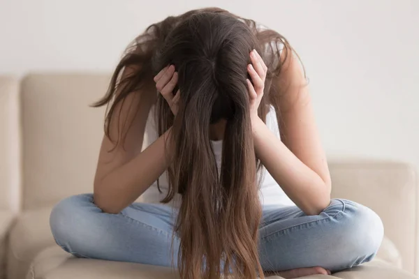 Adolescente deprimida que tiene problemas, mujer estresada sosteniendo la cabeza — Foto de Stock