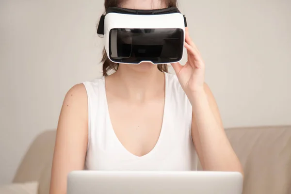 VR słuchawki do laptopa, młoda kobieta ubrana szklane wirtualnej rzeczywistości — Zdjęcie stockowe