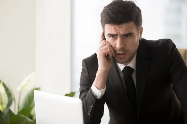 Vážné obavy podnikatel mluvit na telefonu v kanceláři, řešení — Stock fotografie