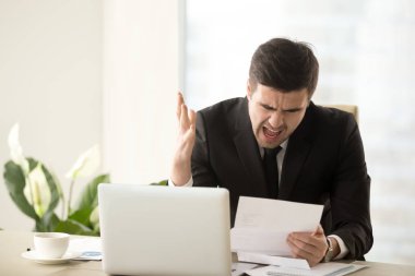 Kızgın işadamı ile kötü docume memnun bağırarak vurguladı