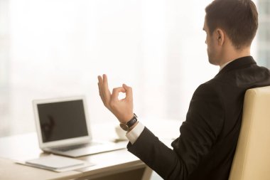 Sakin işadamı işyerinde, çene mudra, wo yoga meditasyon
