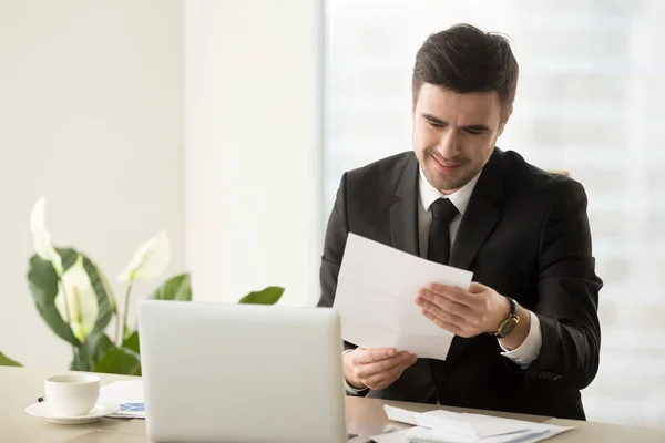 Sourire homme d'affaires réussi tenant le document, lecture bonne ne — Photo