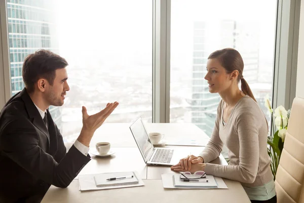 Homme d'affaires et femme d'affaires discutant du travail au bureau nea — Photo