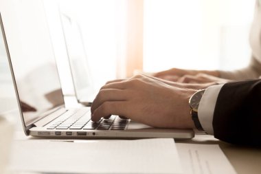 Erkek el laptop, bilgisayarla çalışan işadamı yazarak,