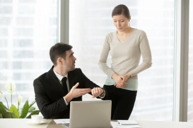 Kol saati sırasında gergin çalışan mak işaret eden tahriş olmuş patron