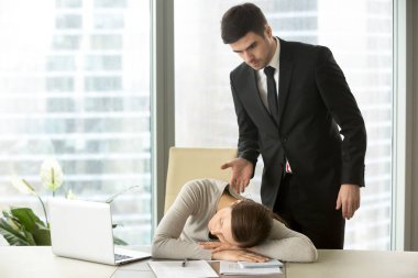 Kızgın kızgın patron yorgun tembel alt w uyku yakaladı