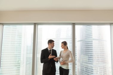 İş projesi içinde tablet ile tartışırken gülümseyen iş arkadaşları