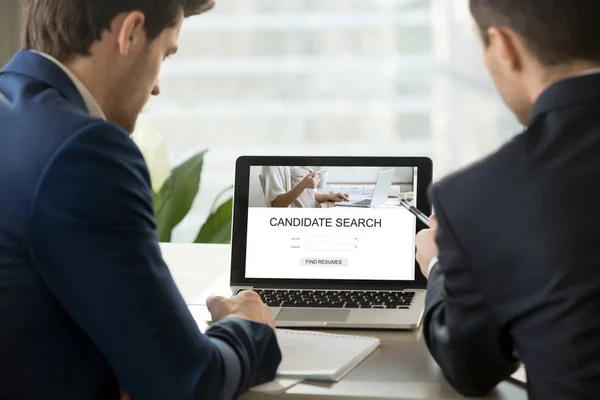 Dois empregadores à procura de pessoal profissional on-line, closeup rea — Fotografia de Stock