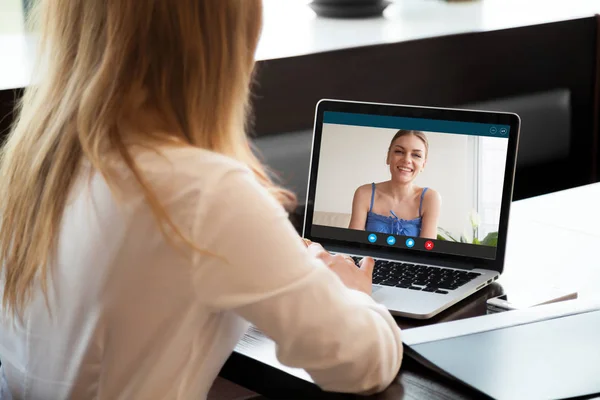 Dvě ženy online chatování tím, že video volání na laptop — Stock fotografie