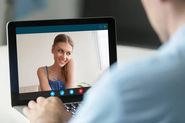 Homem falando com mulher tímida por chamada de vídeo, namoro virtual — Fotografia de Stock