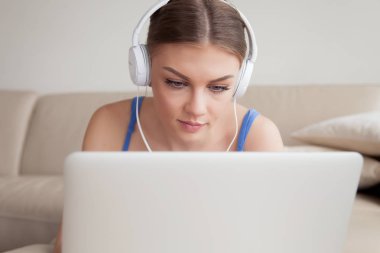 Kadın kulaklık dizüstü evde kullanma