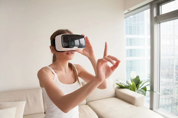 Vrouw in Vr headset virtuele voorwerpen aanraken — Stockfoto