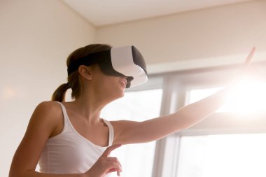 3d dünyasında nesneleri dokunmadan Vr gözlüklü kadın