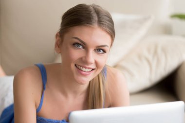 Güzel Bayan evde istirahat ile dizüstü bilgisayar