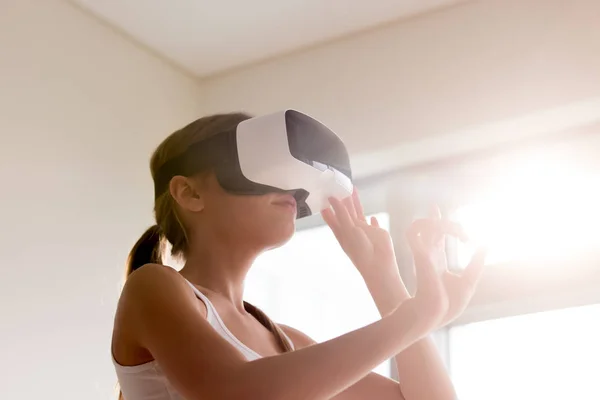 Lady in VR interagisce con la realtà virtuale — Foto Stock